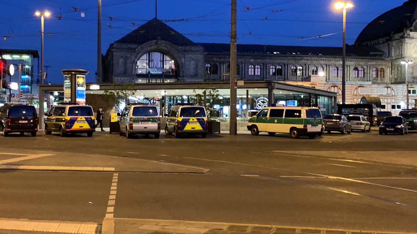 Zahlreiche Streifenwagen der Polizei stehen vor dem Hauptbahnhof in Nürnberg: Dort haben sich 40 Jugendliche offenbar gezielt für eine Massenschlägerei verabredet.