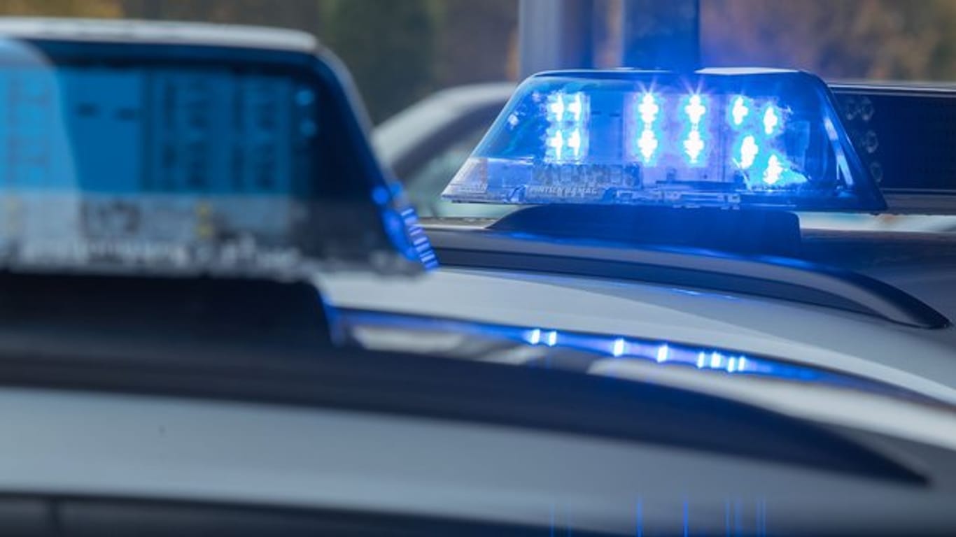Blaulicht eines Polizeiwagens: Im bayerischen Abensberg hat die Polizei bei einem Großeinsatz einen Asylbewerber aus der Gewalt mehrerer Männer befreit.