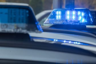 Blaulicht eines Polizeiwagens: Im bayerischen Abensberg hat die Polizei bei einem Großeinsatz einen Asylbewerber aus der Gewalt mehrerer Männer befreit.