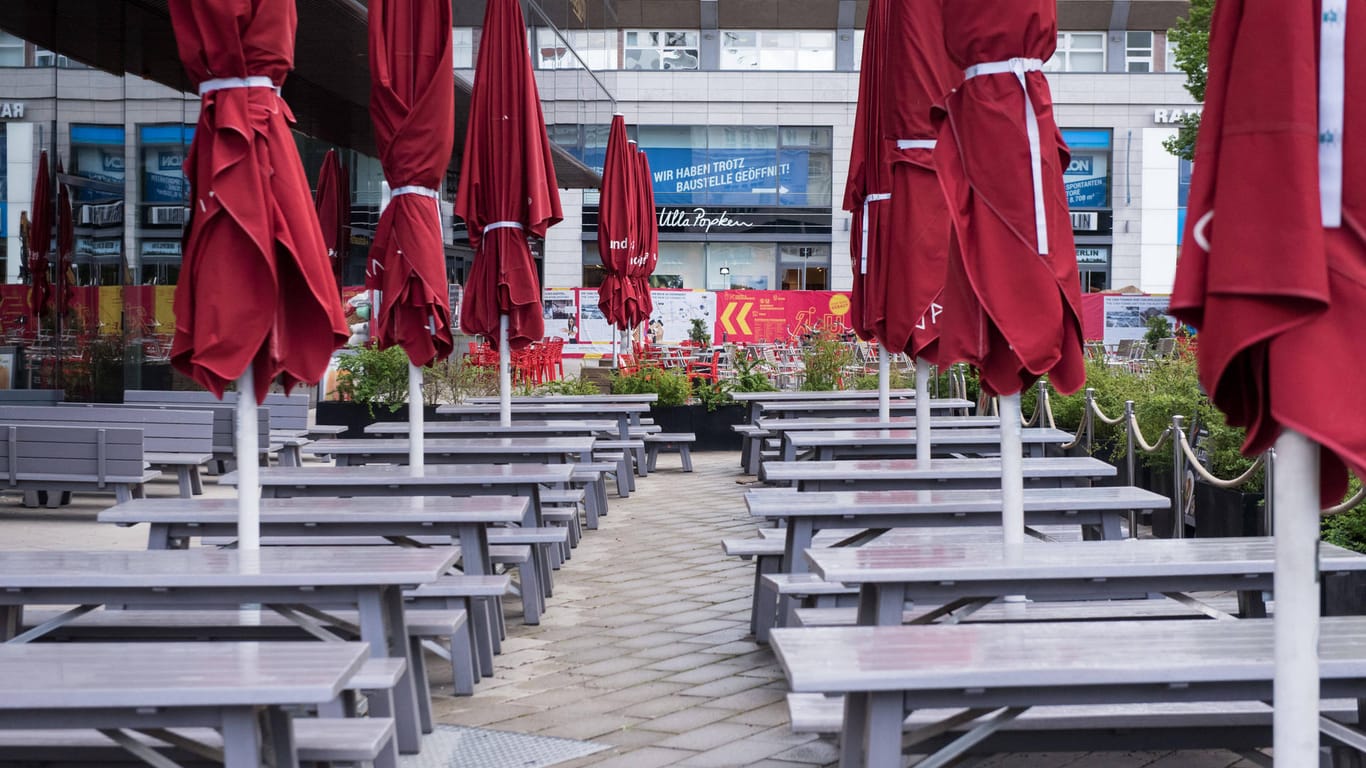 Leere Bänke vor einem Restaurant: In Berlin sind Gaststätten wegen der Corona-Krise aktuell geschlossen.