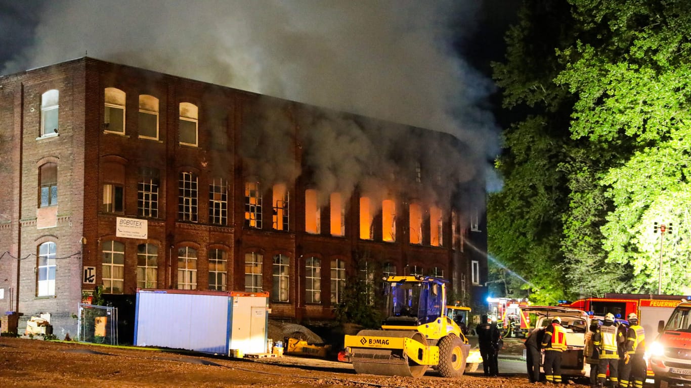 Rauch kommt aus einer Wuppertaler Industriebrache: Das Gebäude ist in der Nacht niedergebrannt.
