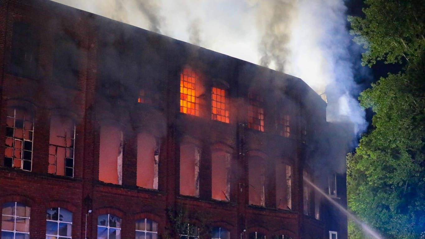 Löscharbeiten an Wuppertaler Industriebrache: In der Nacht hat die leere Halle komplett gebrannt.