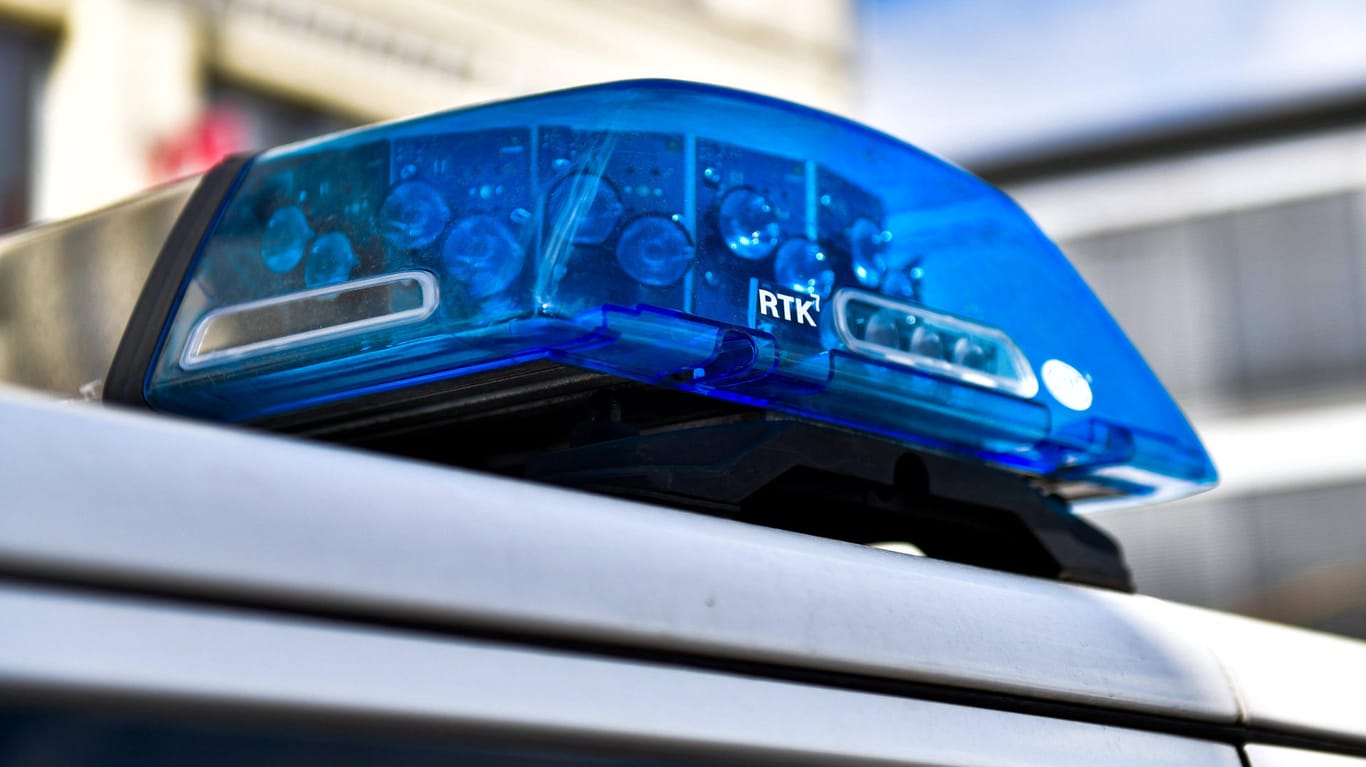Blaulicht eines Polizeiwagens (Symbolbild): Bei einem schweren Verkehrsunfall in der Nähe von Bad Hersfeld ist ein 16-Jähriger ums Leben gekommen.