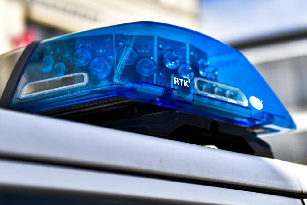 Blaulicht eines Polizeiwagens (Symbolbild): Bei einem schweren Verkehrsunfall in der Nähe von Bad Hersfeld ist ein 16-Jähriger ums Leben gekommen.