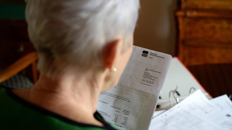 Eine ältere Frau mit Brief der Deutschen Rentenversicherung (Symbolfoto): Wer früher in Rente will, muss sich rechtzeitig informieren.