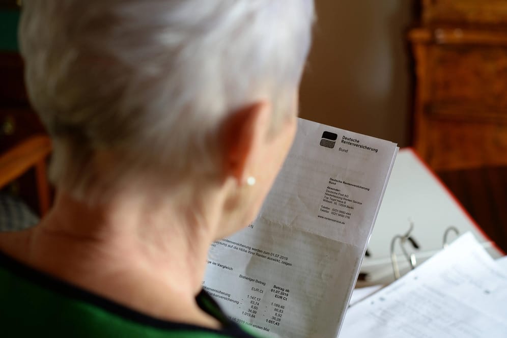 Eine ältere Frau mit Brief der Deutschen Rentenversicherung (Symbolfoto): Wer früher in Rente will, muss sich rechtzeitig informieren.