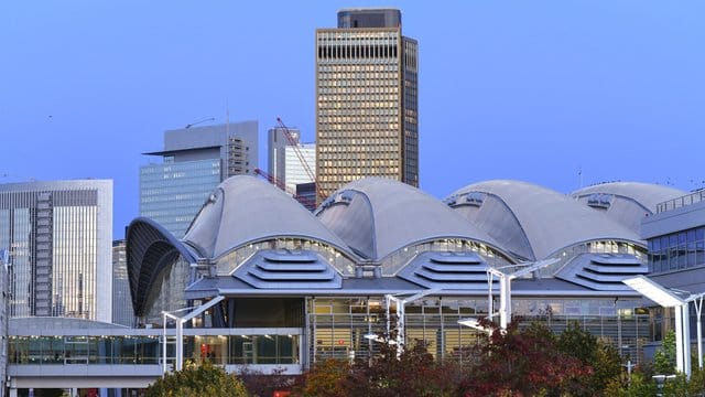 Blick auf das Gelände der Frankfurter Messe mit der Halle 3 und dem Tower 185 dahinter (Symbolbild): Zwei geplante Großmessen im September werden verschoben. Blick auf das Gelände der Frankfurter Messe mit der Halle 3 und dem Tower 185 dahinter (Symbolbild): Zwei geplante Großmessen im September werden verschoben.