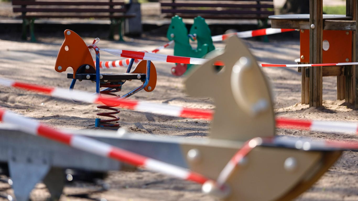 Abgesperrter Spielplatz auf der Bonner Hofgartenwiese: Ab Mittwoch dürfen die Anlagen wieder öffnen.