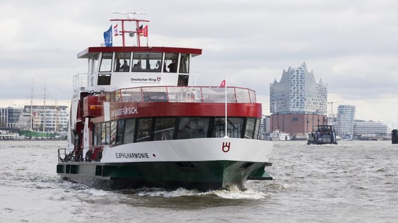 Die HADAG-Fähre "MS Elbphilharmonie" ist auf der Elbe vor den Landungsbrücken und der Elbphilharmonie unterwegs: Am Donnerstag und Freitag fahren keine Hafenfähren.