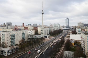 Ein Blick über die Karl-Marx-Allee zeigt viele Wohnhäuser und den Fernsehturm: Gegen den Berliner Mietendeckel klagen FDP sowie CDU/CSU.
