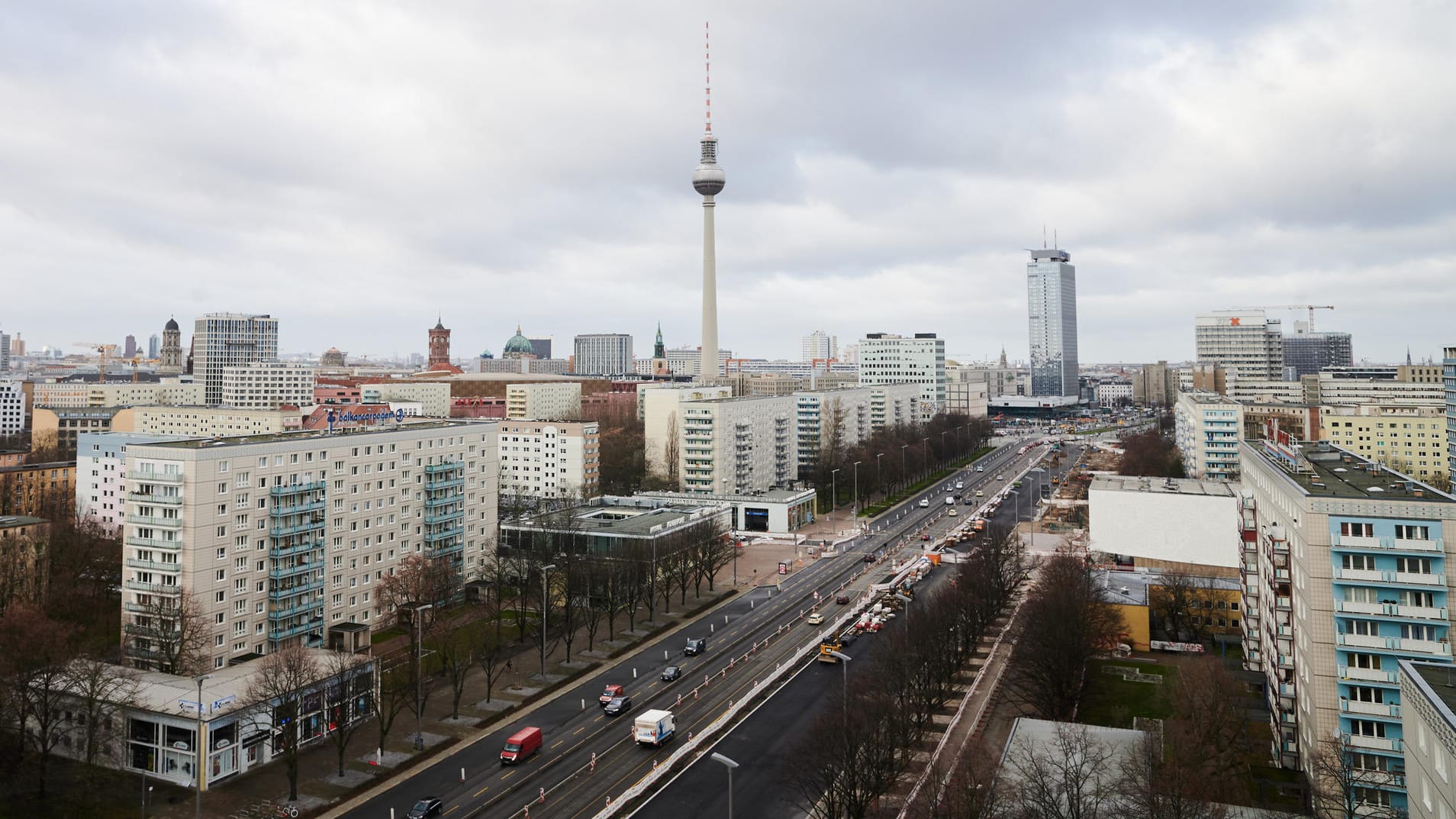 Ein Blick über die Karl-Marx-Allee zeigt viele Wohnhäuser und den Fernsehturm: Gegen den Berliner Mietendeckel klagen FDP sowie CDU/CSU. Ein Blick über die Karl-Marx-Allee zeigt viele Wohnhäuser und den Fernsehturm: Gegen den Berliner Mietendeckel klagen FDP sowie CDU/CSU.