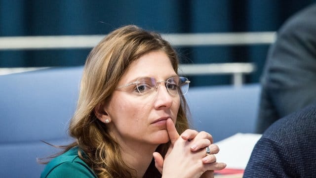 Sabine Bätzing-Lichtenthäler, Gesundheitsministerin von Rheinland-Pfalz, hält sich einen Finger an den Mund: Für zwei Wochen lockert das Land das Besuchsverbot in Altenheimen.