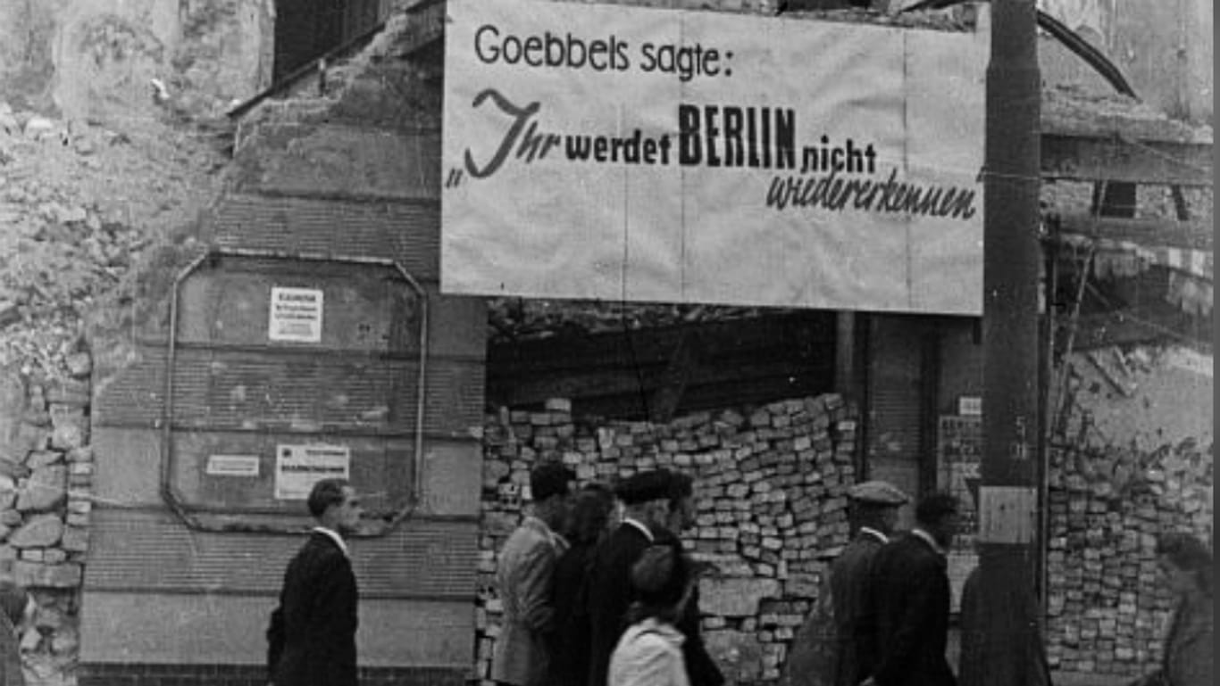 "Gestaltungsmöglichkeit": Nach Kriegsende erinnerten Plakate im völlig zerstörten Berlin an die Versprechungen der Nazis und zeigten, zu was sie geführt hatten. Berlin sollte die Welthauptstadt Germania werden.