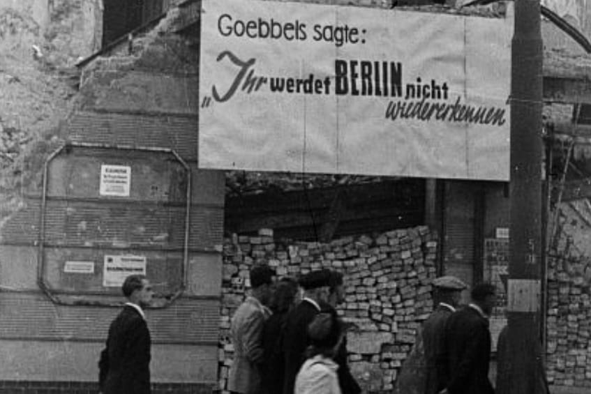 "Gestaltungsmöglichkeit": Nach Kriegsende erinnerten Plakate im völlig zerstörten Berlin an die Versprechungen der Nazis und zeigten, zu was sie geführt hatten. Berlin sollte die Welthauptstadt Germania werden.