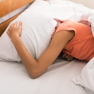 Ausschlafen: Gerade sogenannte Eulen, also die Langschläfer und -aufbleiber unter den Schlaftypen, bleiben am Wochenende lange im Bett liegen.