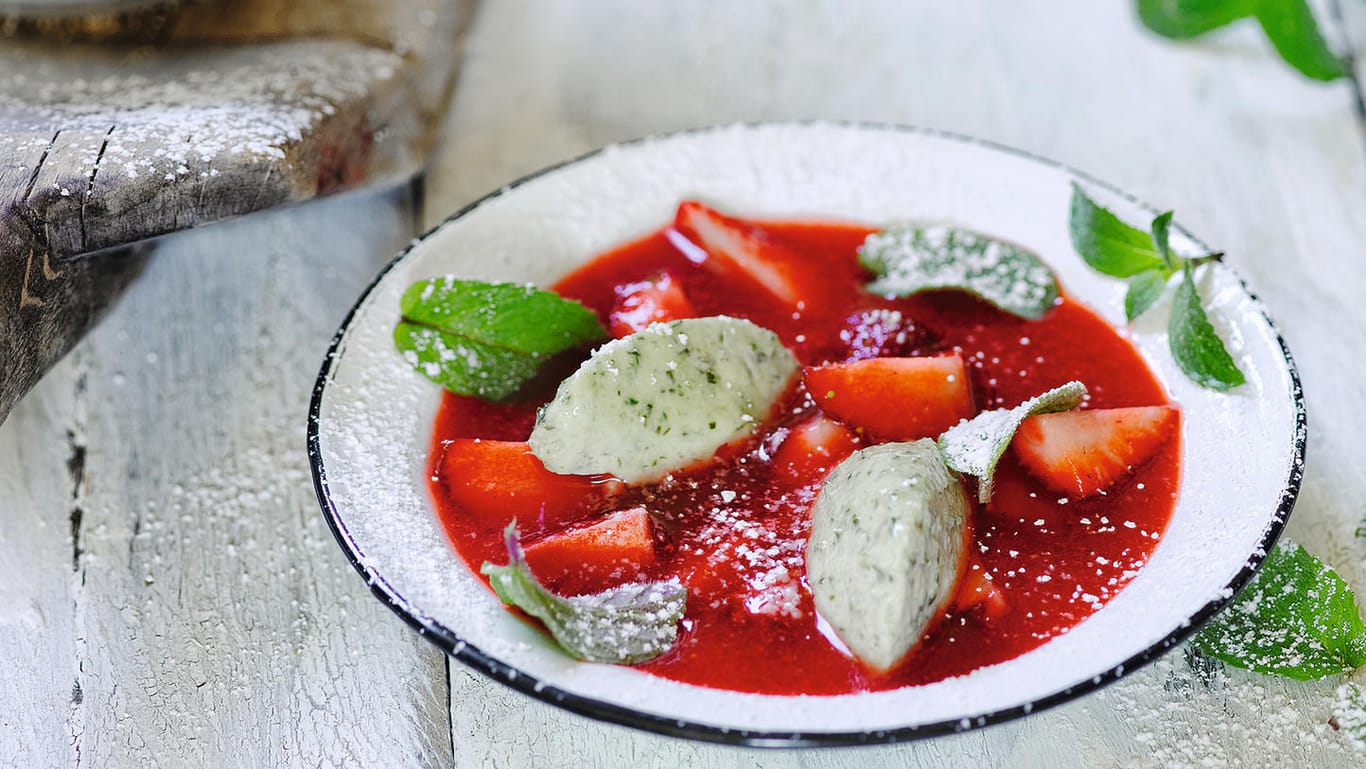 Erdbeersuppe: Mit Champagner oder Sekt püriert werden die Früchte zu einer süßen Suppe.