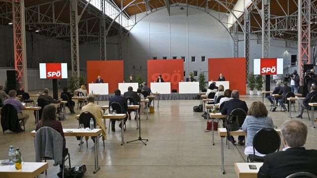 Der Bundesparteivorstand der SPÖ nimmt an einer Pressekonferenz zum Thema "Ergebnis der SPÖ-Mitgliederbefragung" teil. Der Bundesparteivorstand der SPÖ nimmt an einer Pressekonferenz zum Thema "Ergebnis der SPÖ-Mitgliederbefragung" teil.