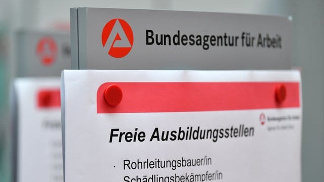 Kein Ausbildungsplatz im Wunschberuf? Jugendliche können sich mit Unterstützung der Arbeitsagentur nach Alternativen umsehen.