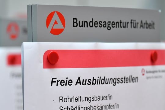 Kein Ausbildungsplatz im Wunschberuf? Jugendliche können sich mit Unterstützung der Arbeitsagentur nach Alternativen umsehen.