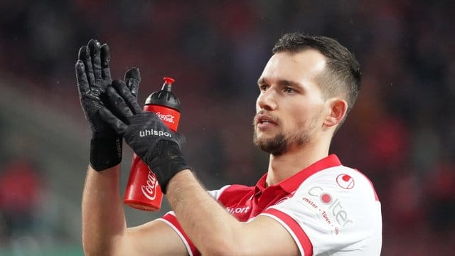 Kevin Stöger von Fortuna Düsseldorf soll das Interesse vom FC Schalke 04 geweckt haben. Kevin Stöger von Fortuna Düsseldorf soll das Interesse vom FC Schalke 04 geweckt haben.