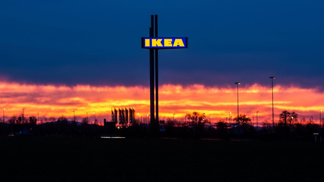 Sonnenuntergang hinter dem Werbeschild von Ikea in Erfurt: Unter strengen Schutzmaßnahmen können Erfurter nun wieder bei Ikea einkaufen.
