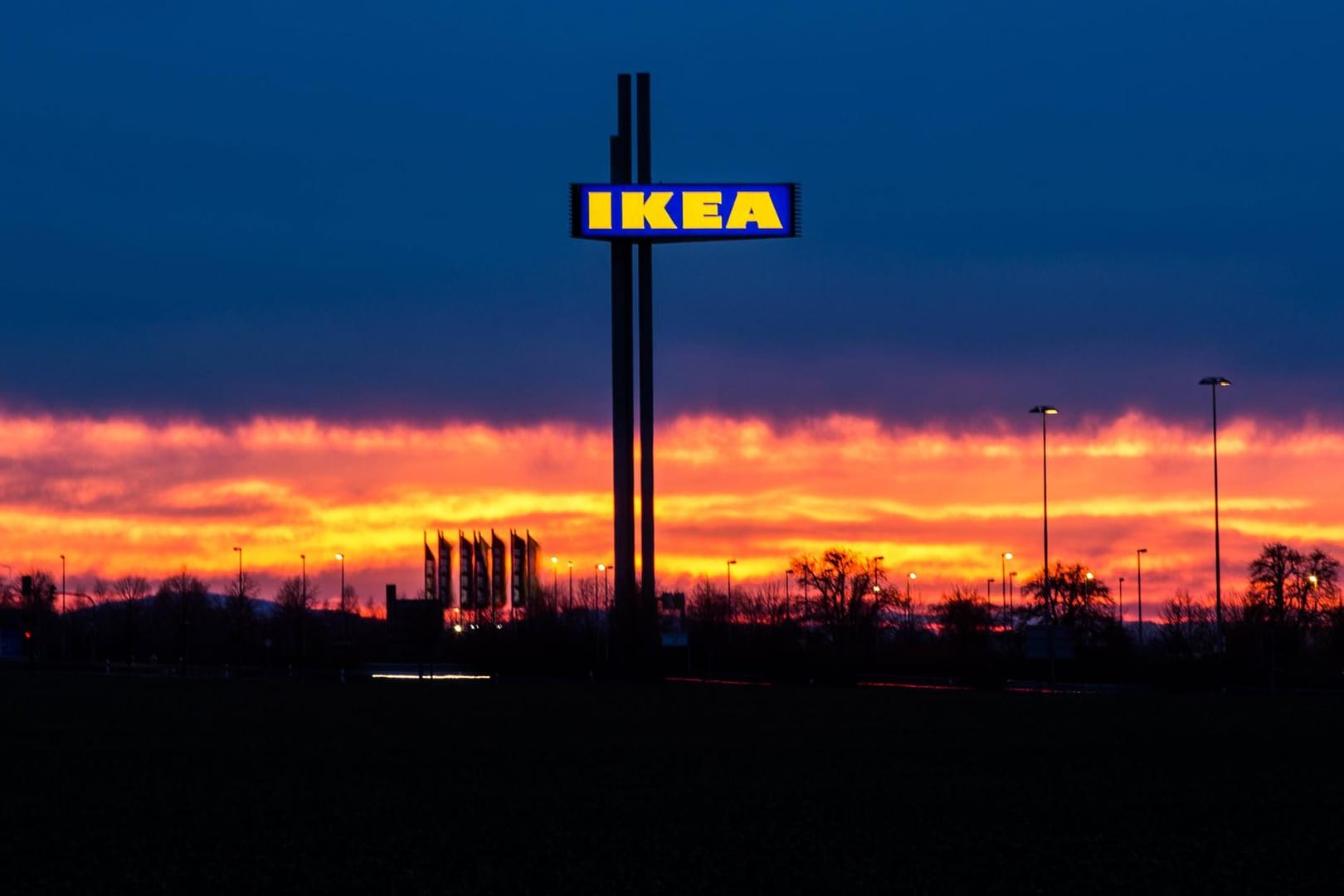 Sonnenuntergang hinter dem Werbeschild von Ikea in Erfurt: Unter strengen Schutzmaßnahmen können Erfurter nun wieder bei Ikea einkaufen.