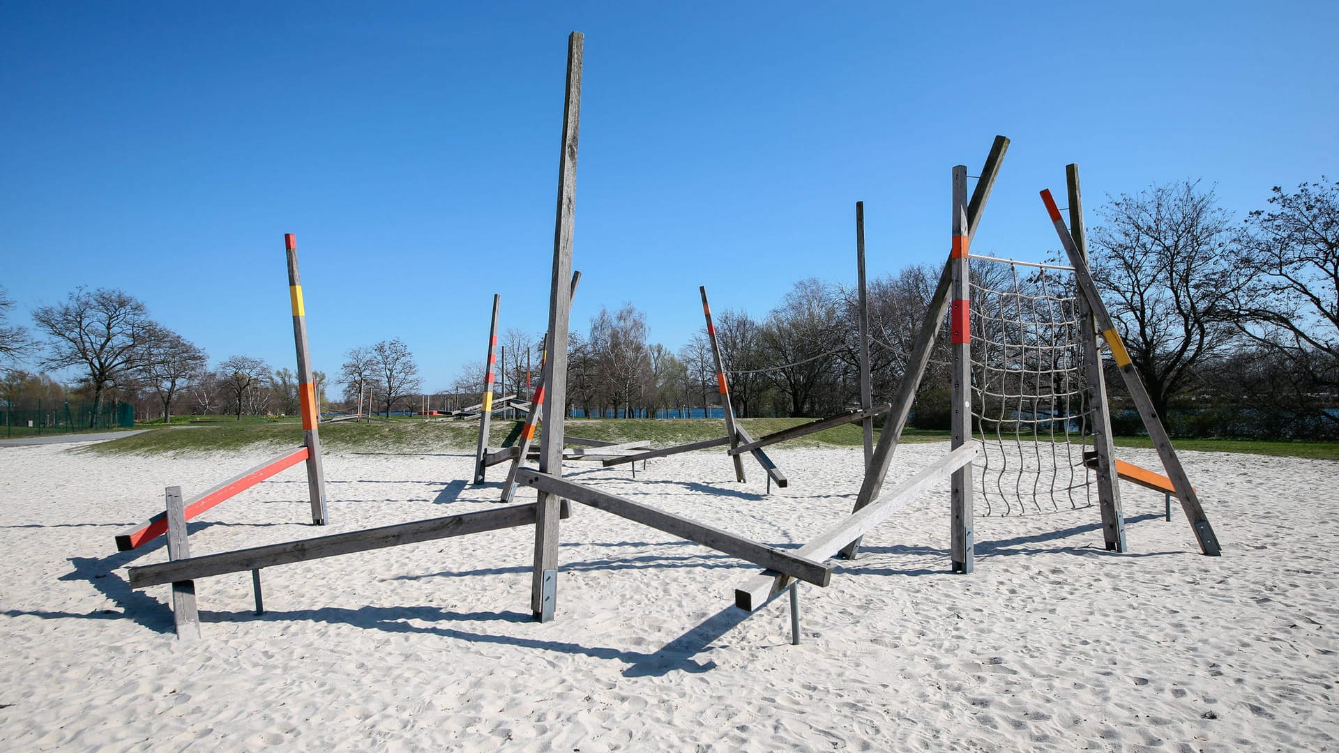 Ein leerer Spielplatz im Allerpark: Hier dürfen nun wieder Kinder spielen.