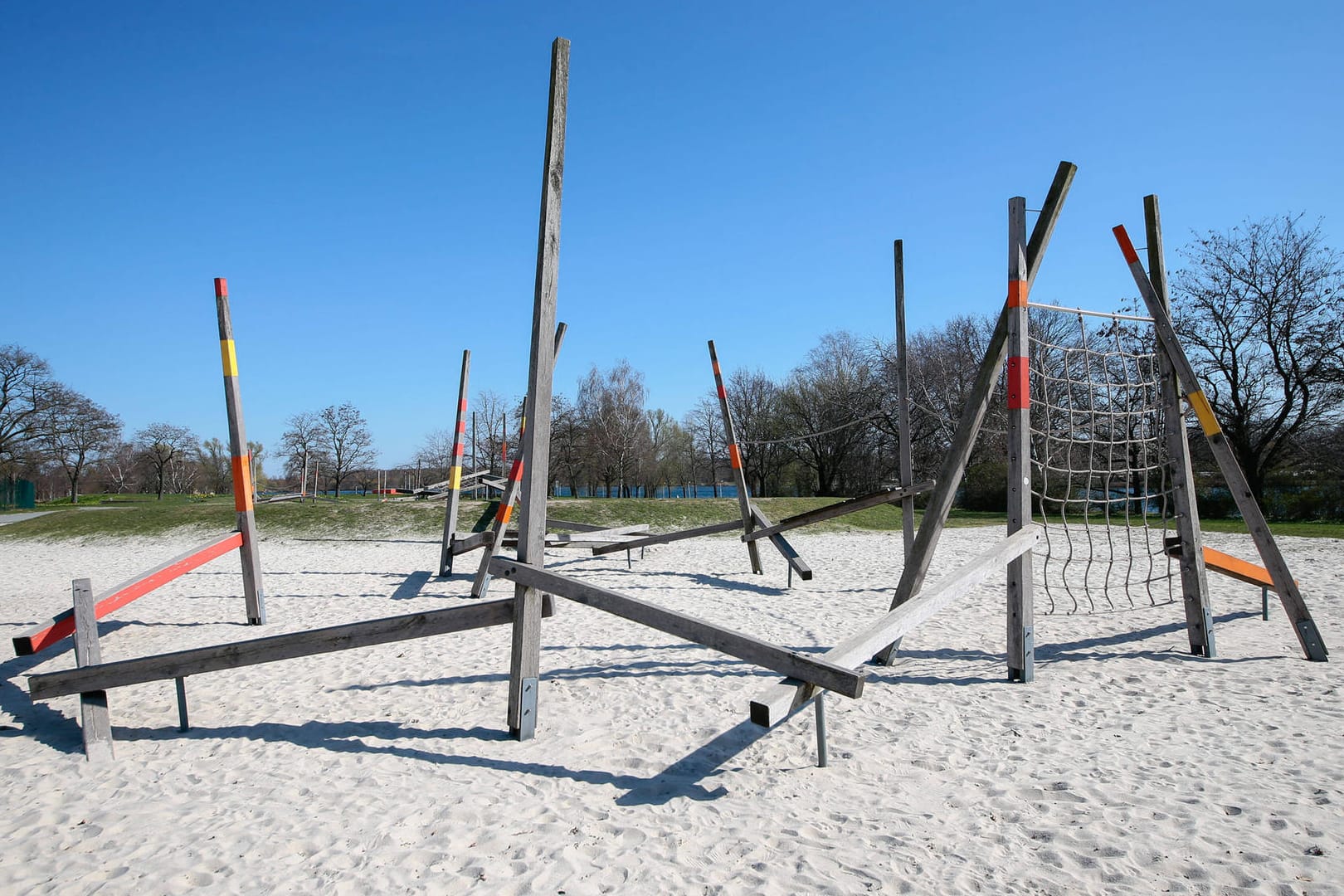 Ein leerer Spielplatz im Allerpark: Hier dürfen nun wieder Kinder spielen.