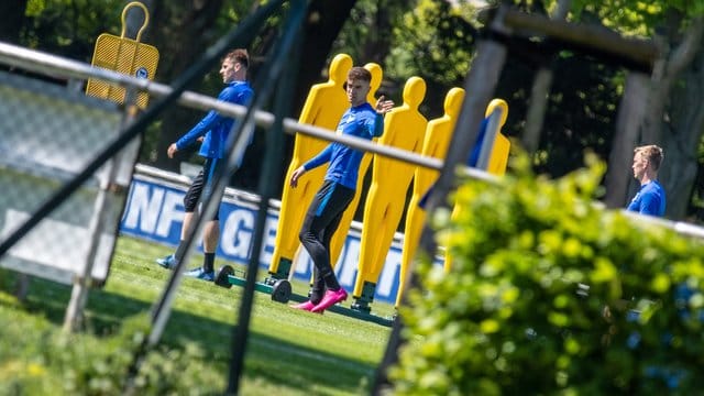 Krzysztof Piatek (M) betritt mit anderen Hertha-Profis den Übungsplatz. Krzysztof Piatek (M) betritt mit anderen Hertha-Profis den Übungsplatz.