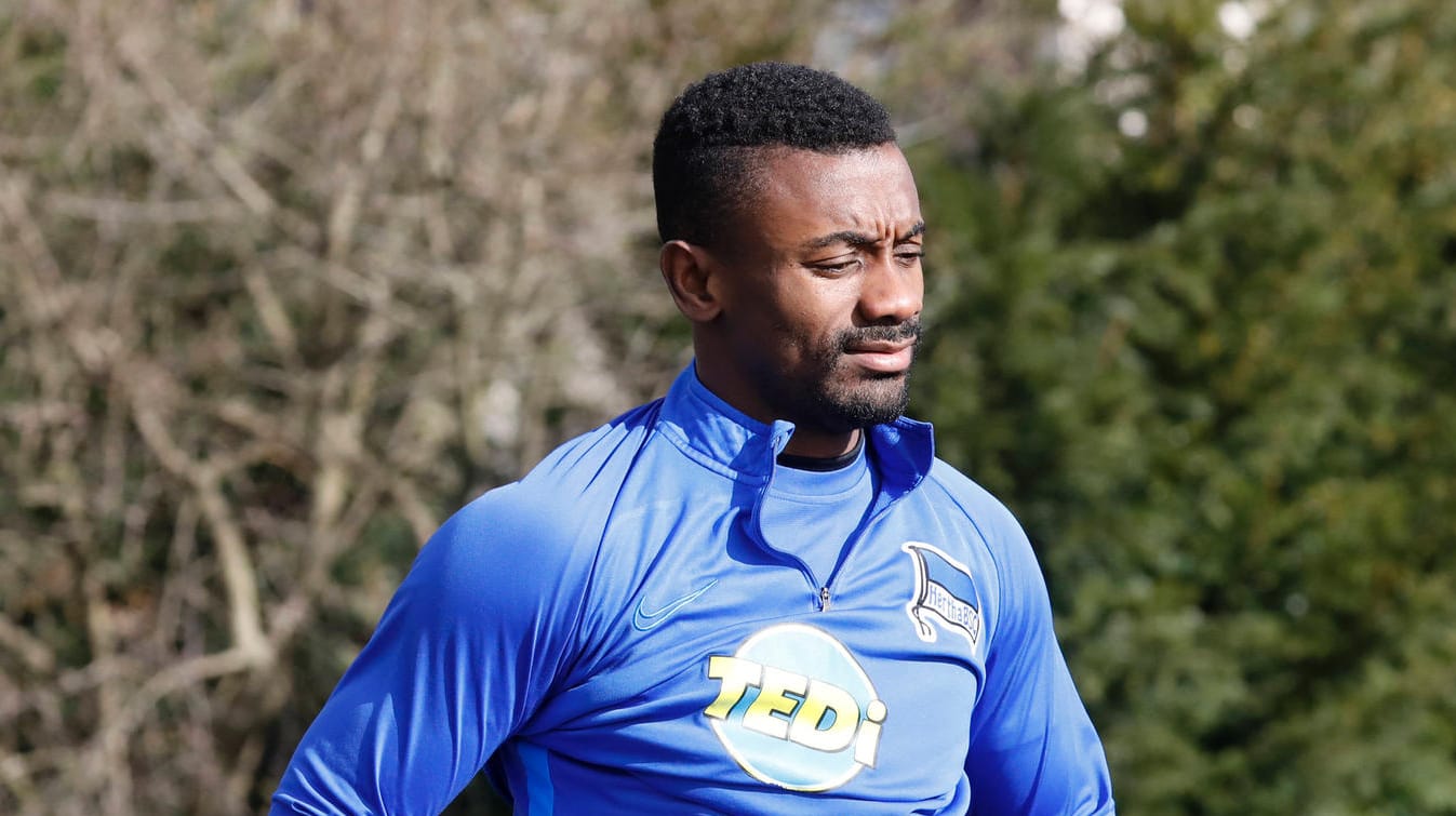 Salomon Kalou: Der suspendierte Hertha-Stürmer zeigt nach seinem Corona-Video Reue.