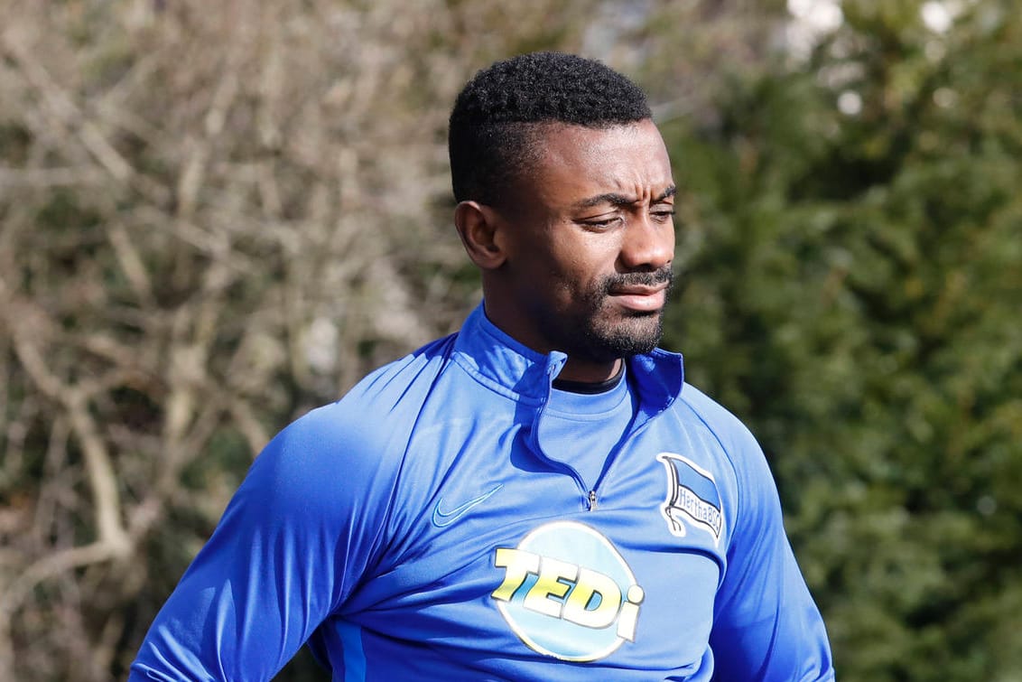 Salomon Kalou: Der suspendierte Hertha-Stürmer zeigt nach seinem Corona-Video Reue.