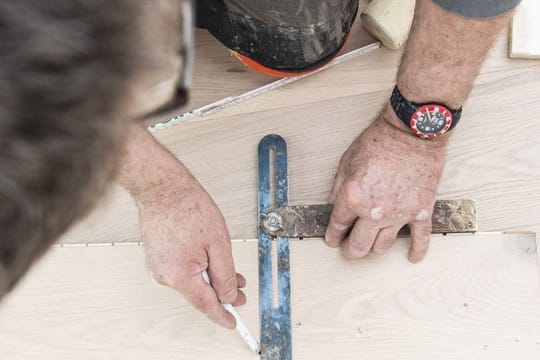 Wenn Handwerkerbesuche nicht zwingend notwendig sind, dürfen Mieter, die der Risikogruppe angehören den Besuch verschieben.