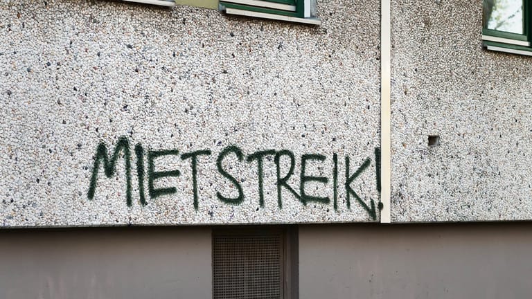 "Mietstreik!" steht gesprüht auf eine Wand: Der Mietendeckel in Berlin sollte Mieter entlasten.