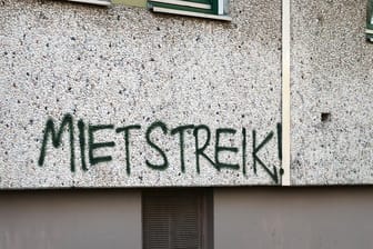 "Mietstreik!" steht gesprüht auf eine Wand: Der Mietendeckel in Berlin sollte Mieter entlasten.