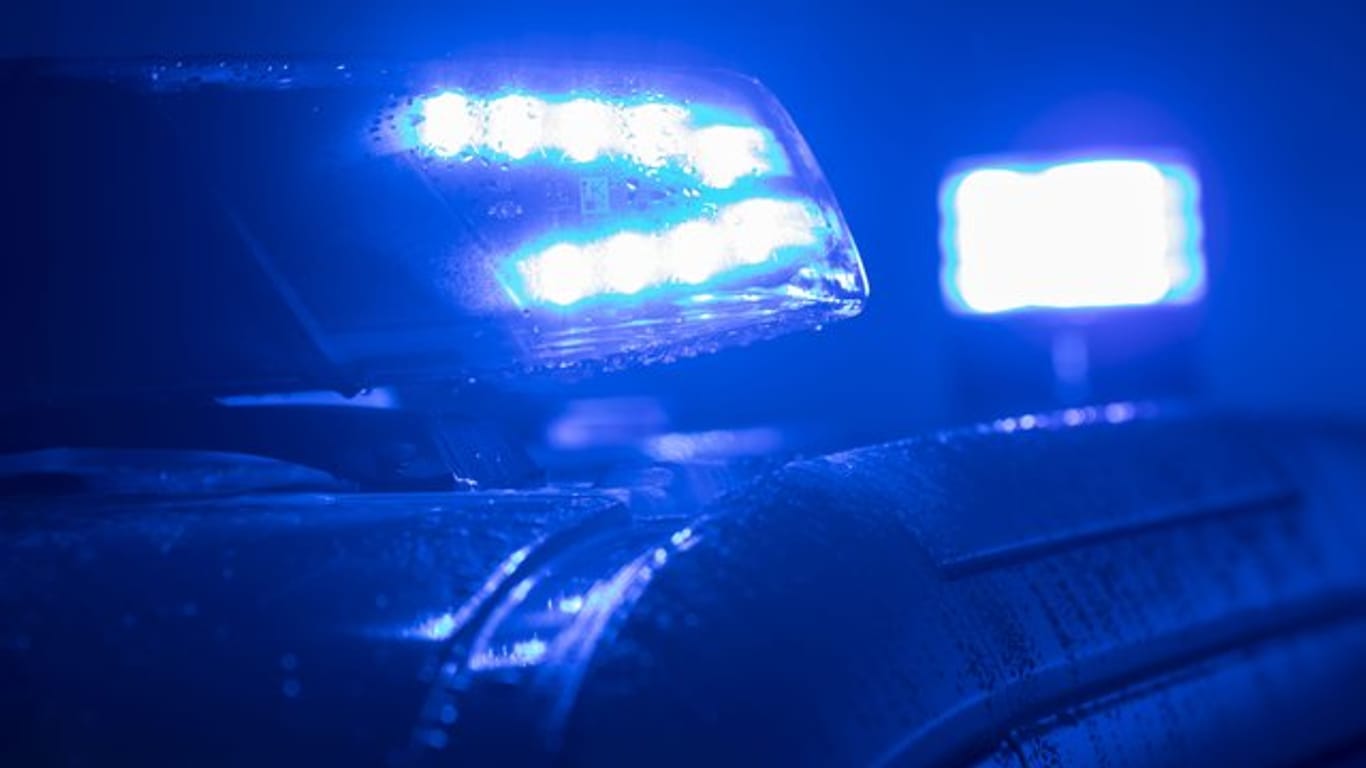 Blaulichter leuchten auf einem Streifenwagen der Polizei: In Karlsruhe hat ein Mann einen Arzt bedroht.