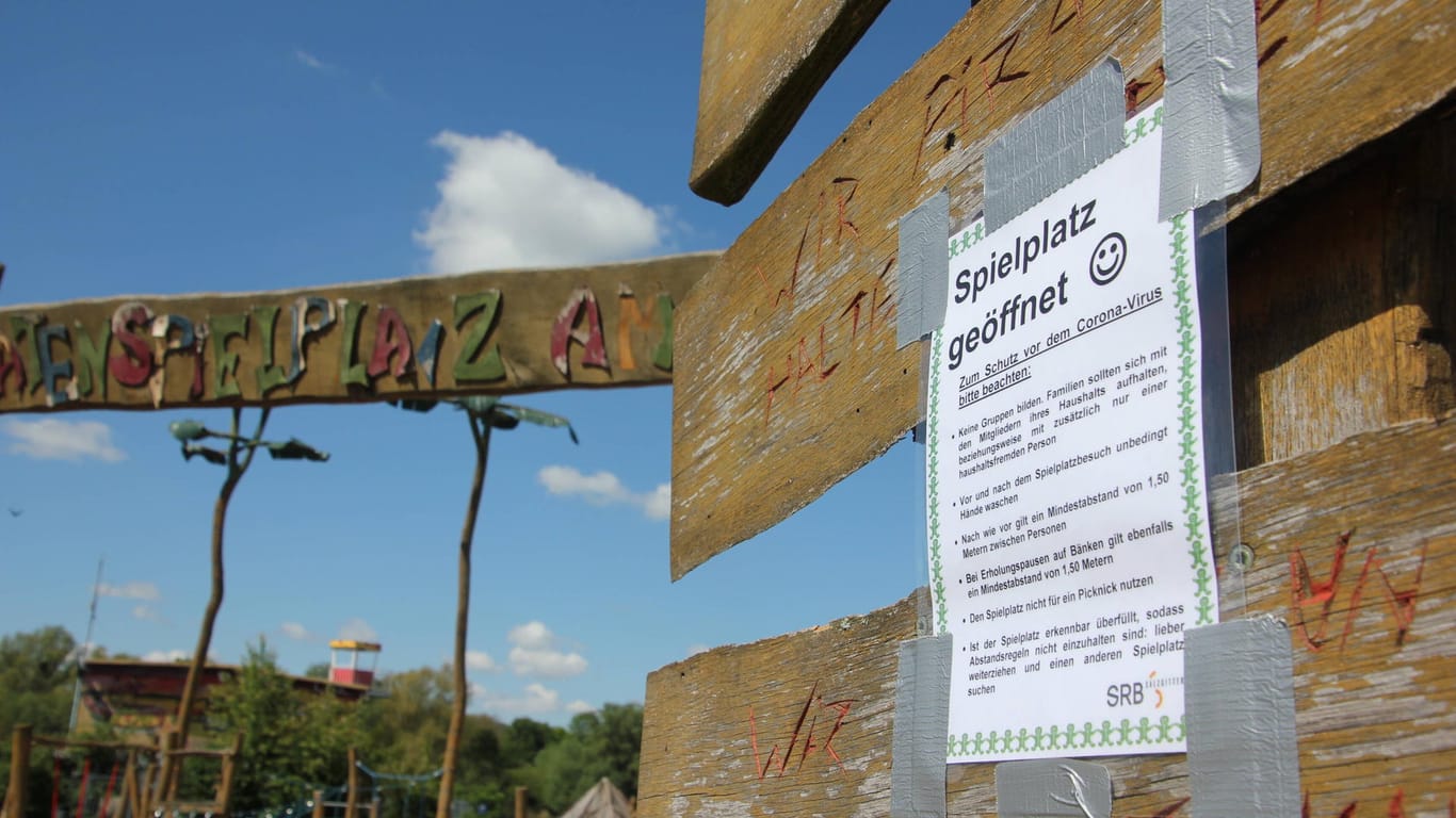 "Spielplatz geöffnet" auf einem Schild: Auch in Hagen dürfen die Spielplätze nun wieder öffnen.