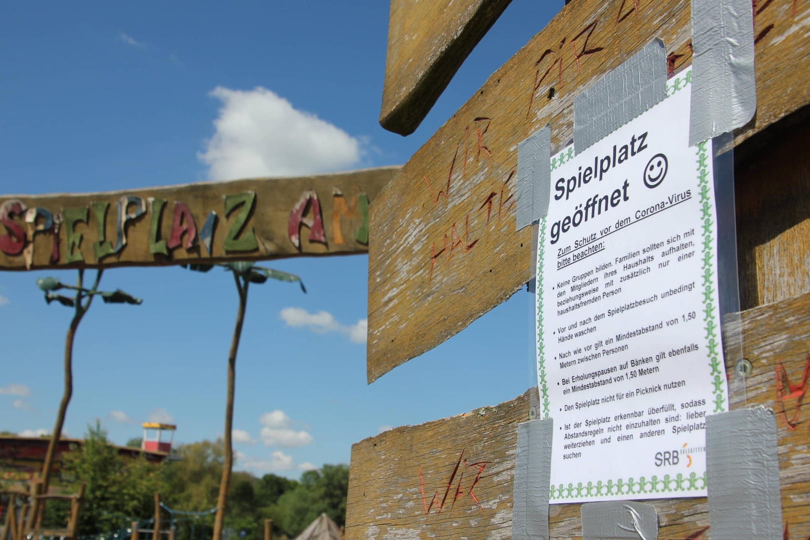 "Spielplatz geöffnet" auf einem Schild: Auch in Hagen dürfen die Spielplätze nun wieder öffnen.