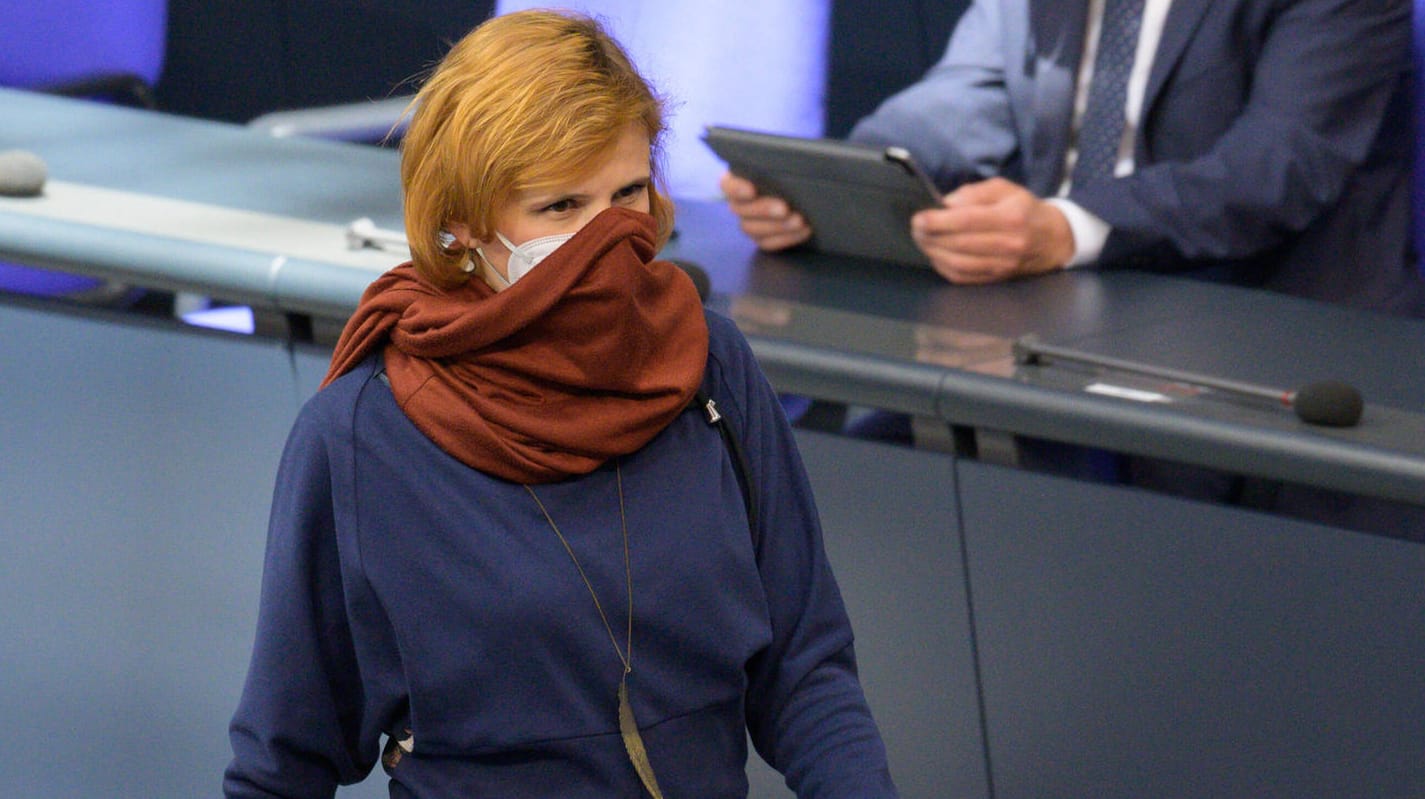 Katja Kipping mit Mundschutz im Bundestag: Die Linken-Chefin fürchtet, dass die Beschlüsse zu einer zweiten Infektionswelle führen.