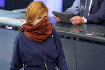 Katja Kipping mit Mundschutz im Bundestag: Die Linken-Chefin fürchtet, dass die Beschlüsse zu einer zweiten Infektionswelle führen.