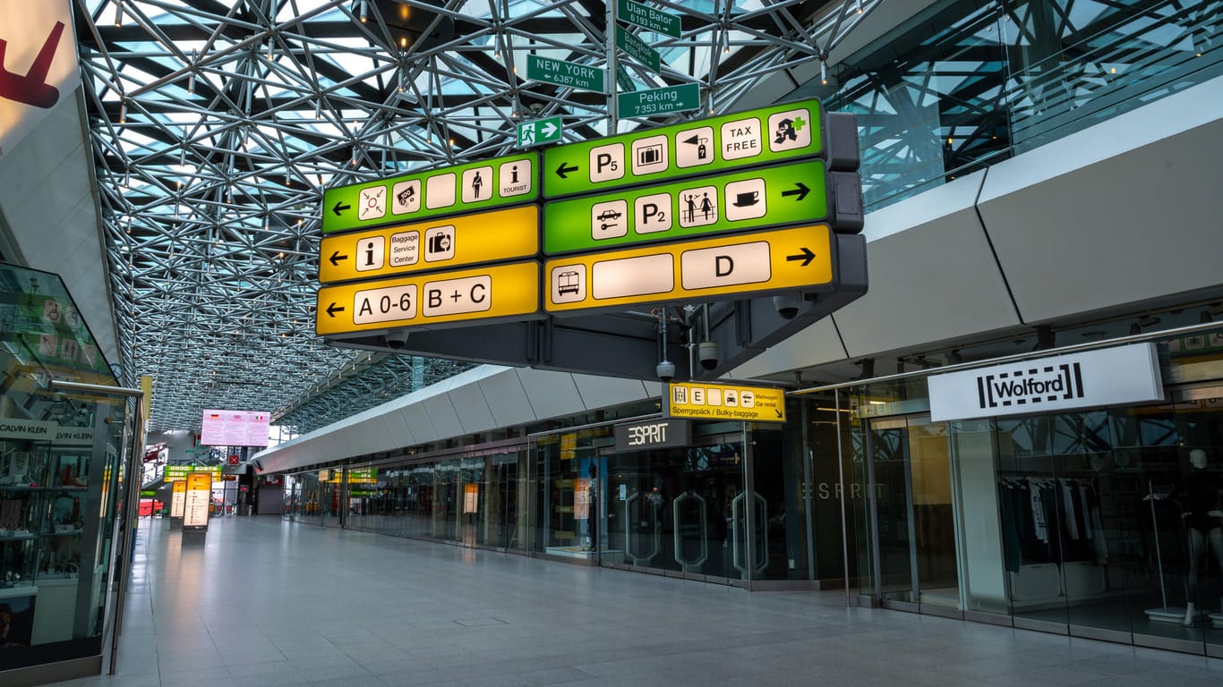 Leere Gänge am Flughafen Berlin-Tegel: Der Passagierverkehr ist in diesem Jahr enorm eingebrochen.
