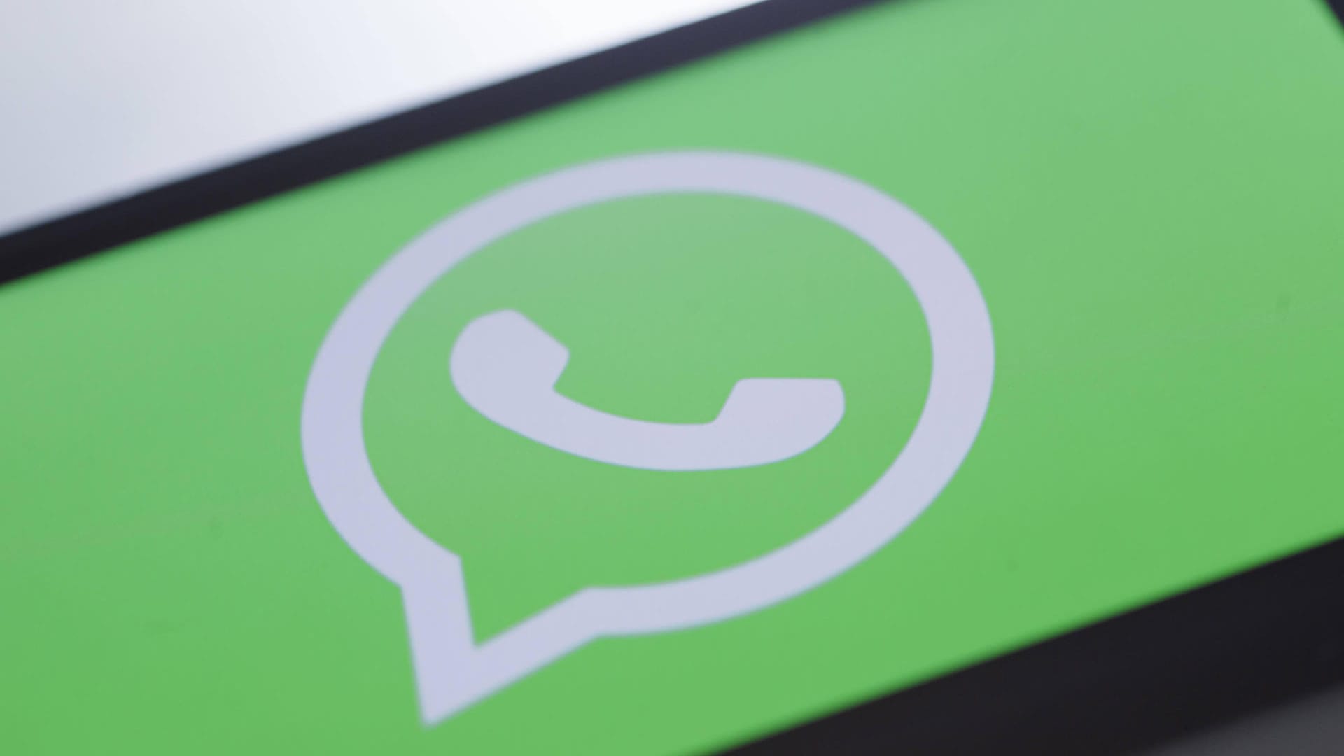 Ein Smartphone mit dem WhatsApp-Logo: Der Messenger ist weltweit verbreitet.