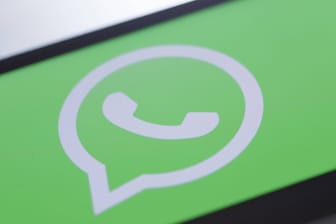 Ein Smartphone mit dem WhatsApp-Logo: Der Messenger ist weltweit verbreitet.