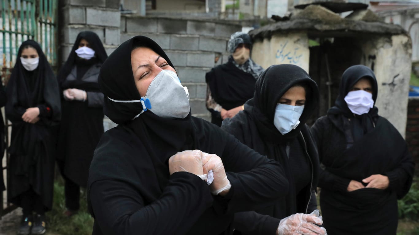Menschen im Iran bei einer Beerdigung: Wegen des Coronavirus müssen Menschen auf rituelle Begräbnisse verzichten.