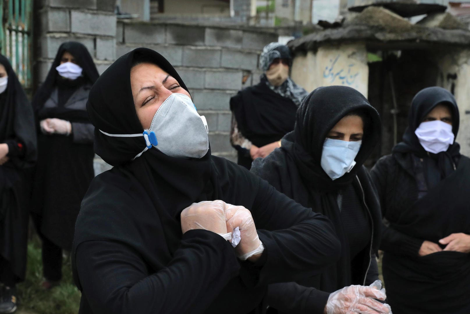 Menschen im Iran bei einer Beerdigung: Wegen des Coronavirus müssen Menschen auf rituelle Begräbnisse verzichten.