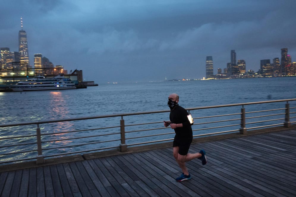 Jogger mit Mundschutz in New York: Sollte kein Impfstoff gegen das Coronavirus entdeckt werden, dürfte unser Alltag noch länger ungewöhnlich aussehen.