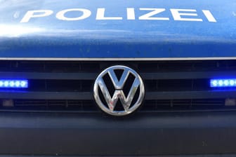 Ein Einsatzwagen der Polizei (Symbolbild): In Frankfurt konnte die Polizei eine Frauenleiche identifizieren.