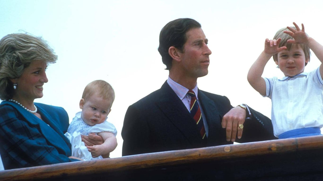 Prinz Harry in ganz jungen Jahren auf dem Arm seiner verstorbenen Mutter Diana: Die Ähnlichkeit zu Archie ist verblüffend.