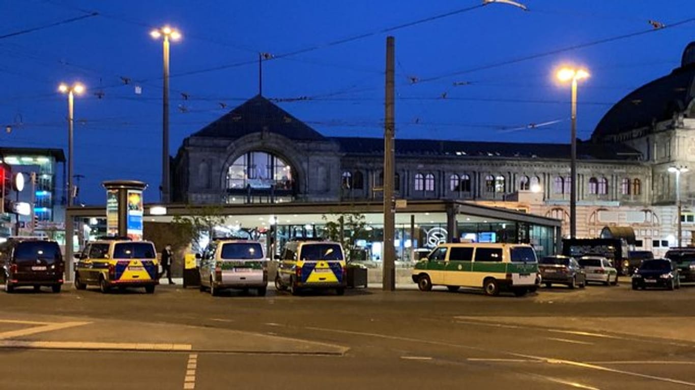 Zahlreiche Streifenwagen und Zivilfahrzeuge der Polizei stehen auf dem Platz vor dem Hauptbahnhof in Nürnberg.