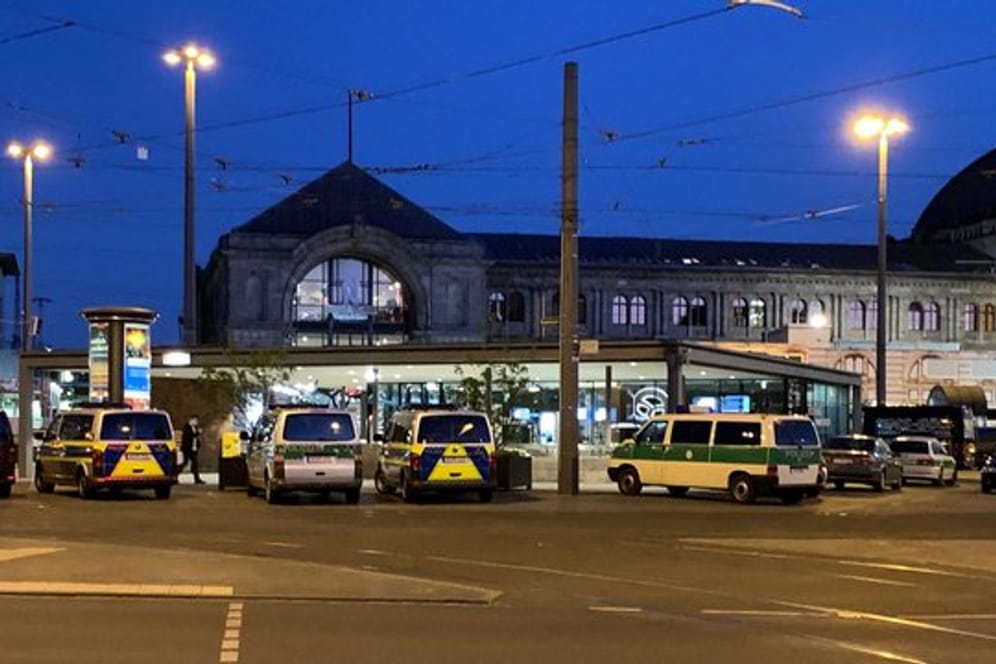 Zahlreiche Streifenwagen und Zivilfahrzeuge der Polizei stehen auf dem Platz vor dem Hauptbahnhof in Nürnberg.