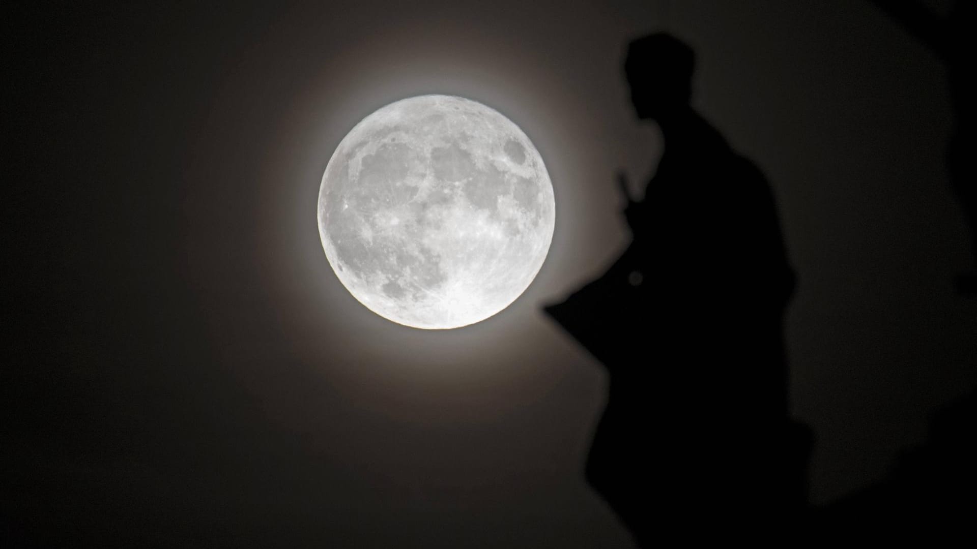 Supervollmond über der Museumsinsel: Am Himmel von Berlin können heute ein besonders groß wirkender Vollmond und zahlreiche Sternschnuppen beobachtet werden.